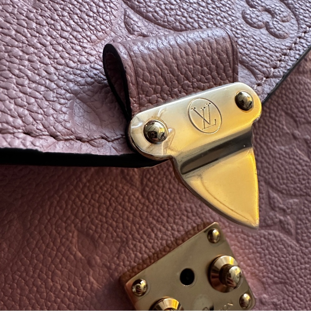 LOUIS VUITTON
Empreinte Pochette Metis Rose Poudre - Picture 5 of 16